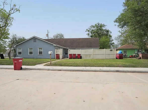 1739 W 7th St, Freeport, TX 77541