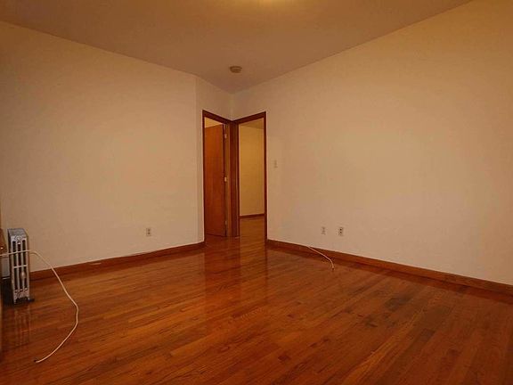 3rd image of 106 Mulberry St APT 5