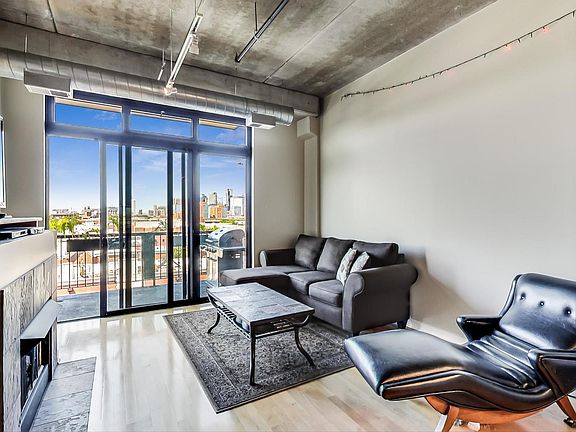3rd image of 811 W 15th Pl Unit 606