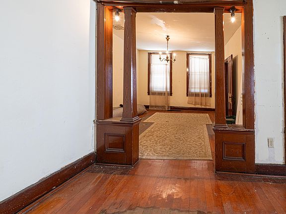 4th image of 327 Franklin St