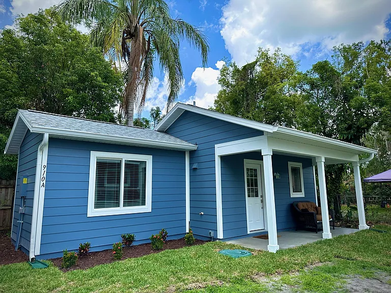 910 La Salle Ave #A — Photo 3