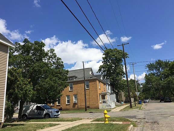 5th image of 915 Dayton St SW