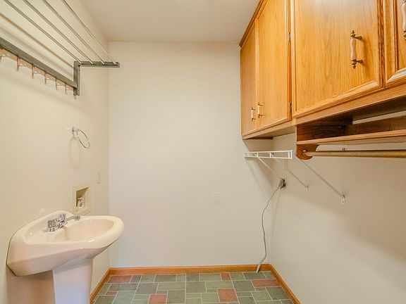 5th image of 302 N Hickory St