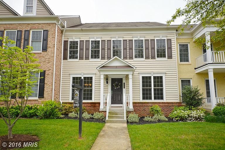 GRAND 2 CAR GARAGE TOWN HOME