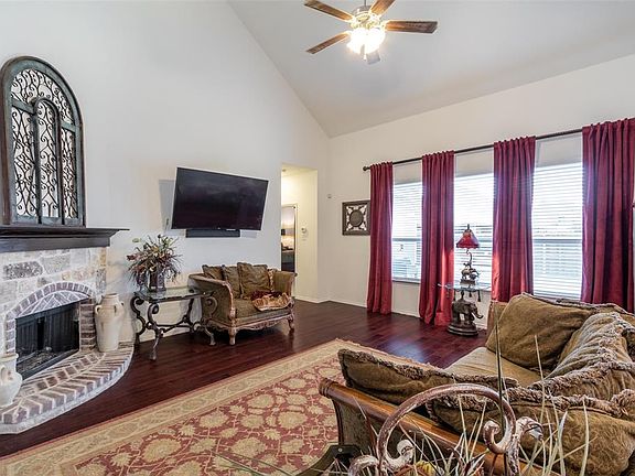 3rd image of 1004 Goldenrod Ln