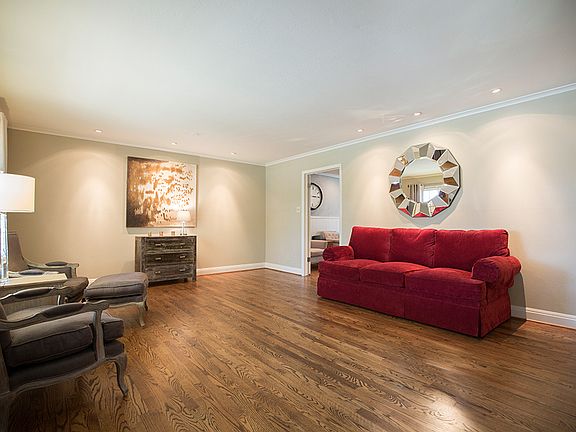 5th image of 616 Dumont Dr