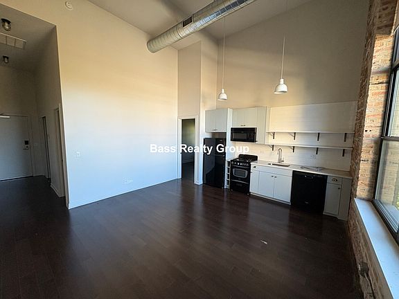 2nd image of 5021 N Kenmore Ave #302