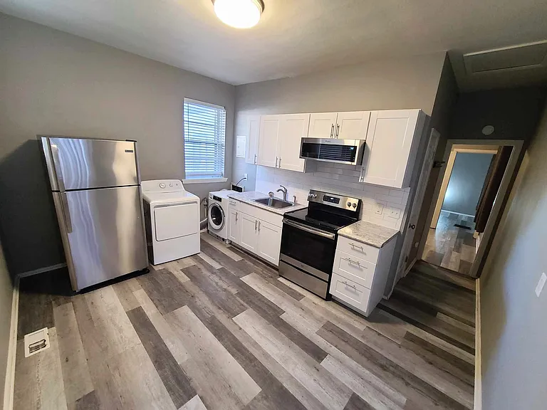 610 Clark St — Photo 12