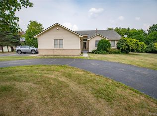 808 Vivian Ln, Oxford, MI 48371