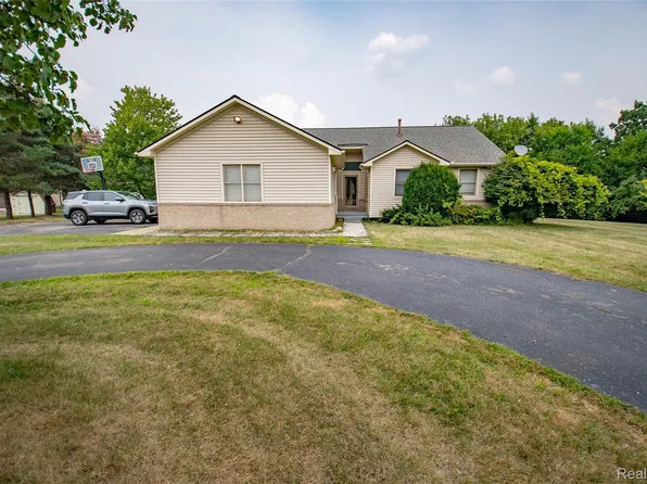 808 Vivian Ln, Oxford, MI 48371