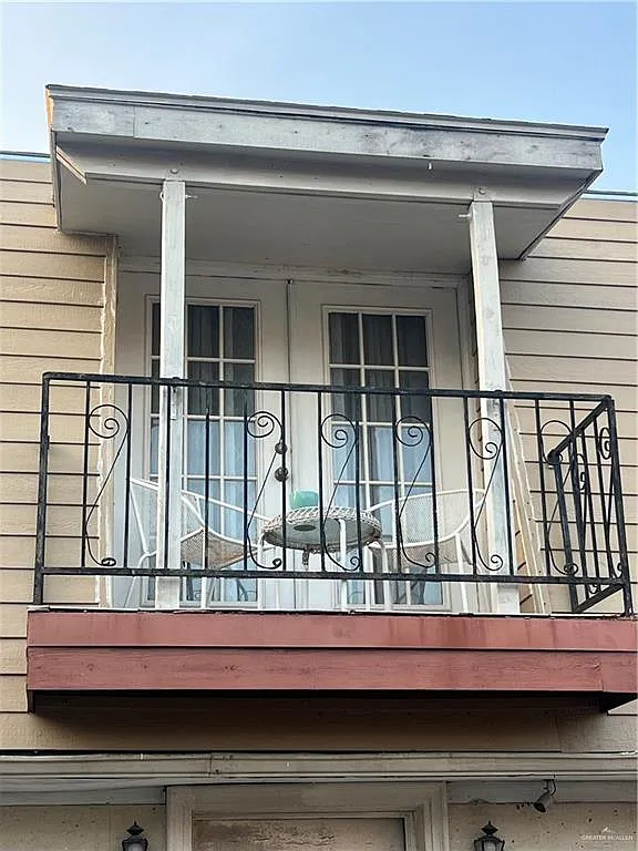 2 bed, 1.0 bath, 930 sqft, $1,000 — Photo 1