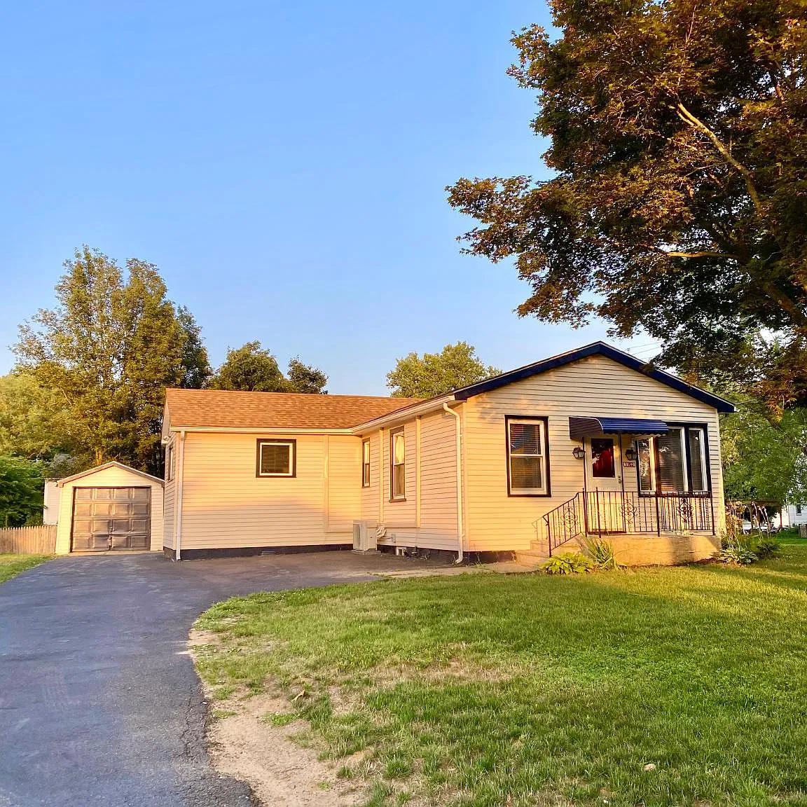 3 bed, 1.5 bath, 1040 sqft, $2,400 — Photo 1