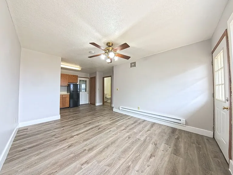 203 N East St — Photo 4