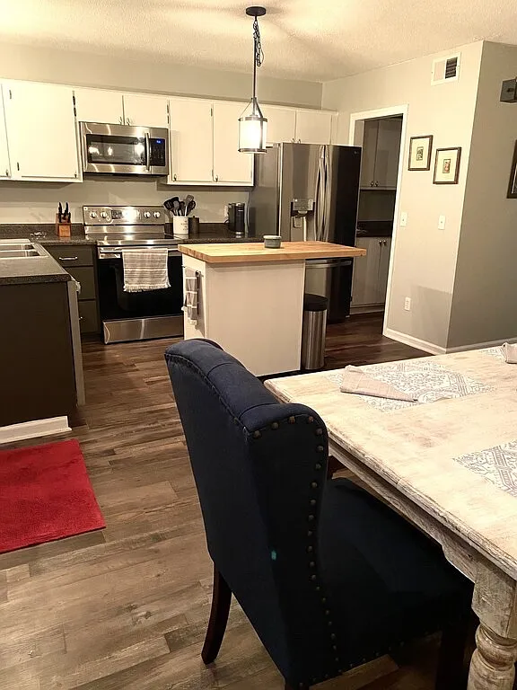216 Cobblestone Dr — Photo 2