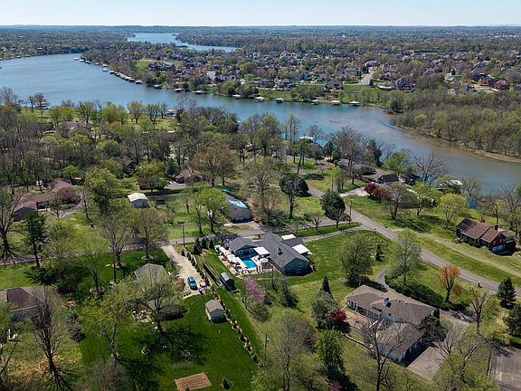 5th image of 1011 Lakeshore Dr