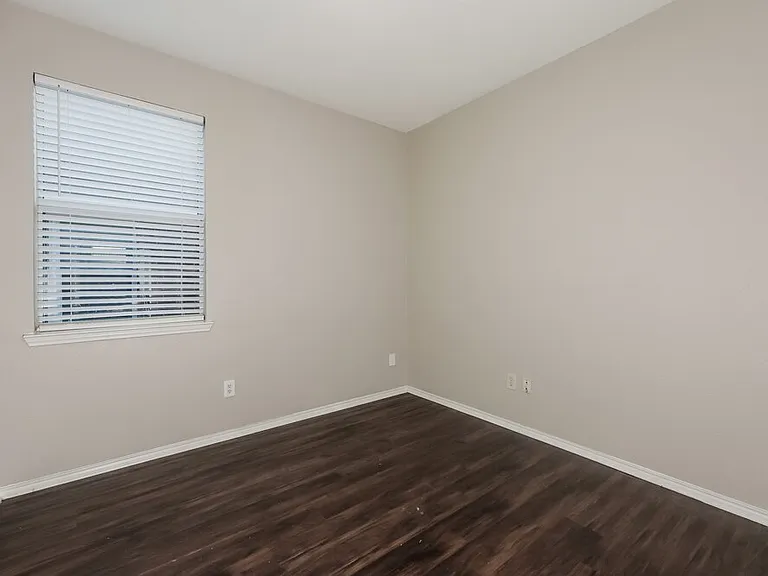 916 Buffalo Springs Dr — Photo 13
