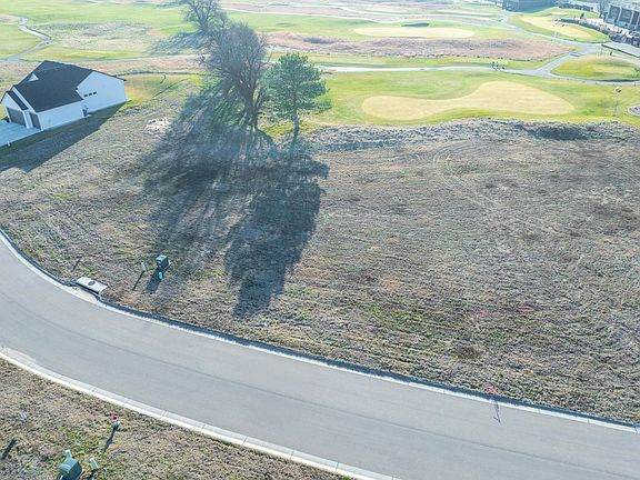 3rd image of 862 N Speyside Cir