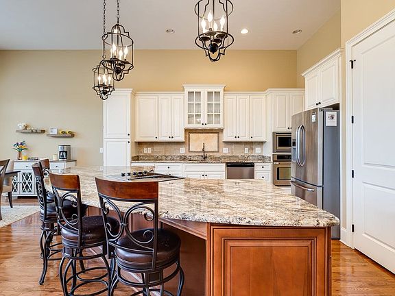 3rd image of 131 Cadogan Ct