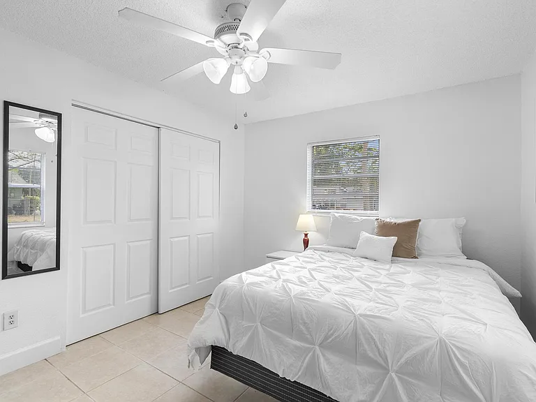 Bright furnished room with TV, desk & closet clean and modern in Sanford, FL