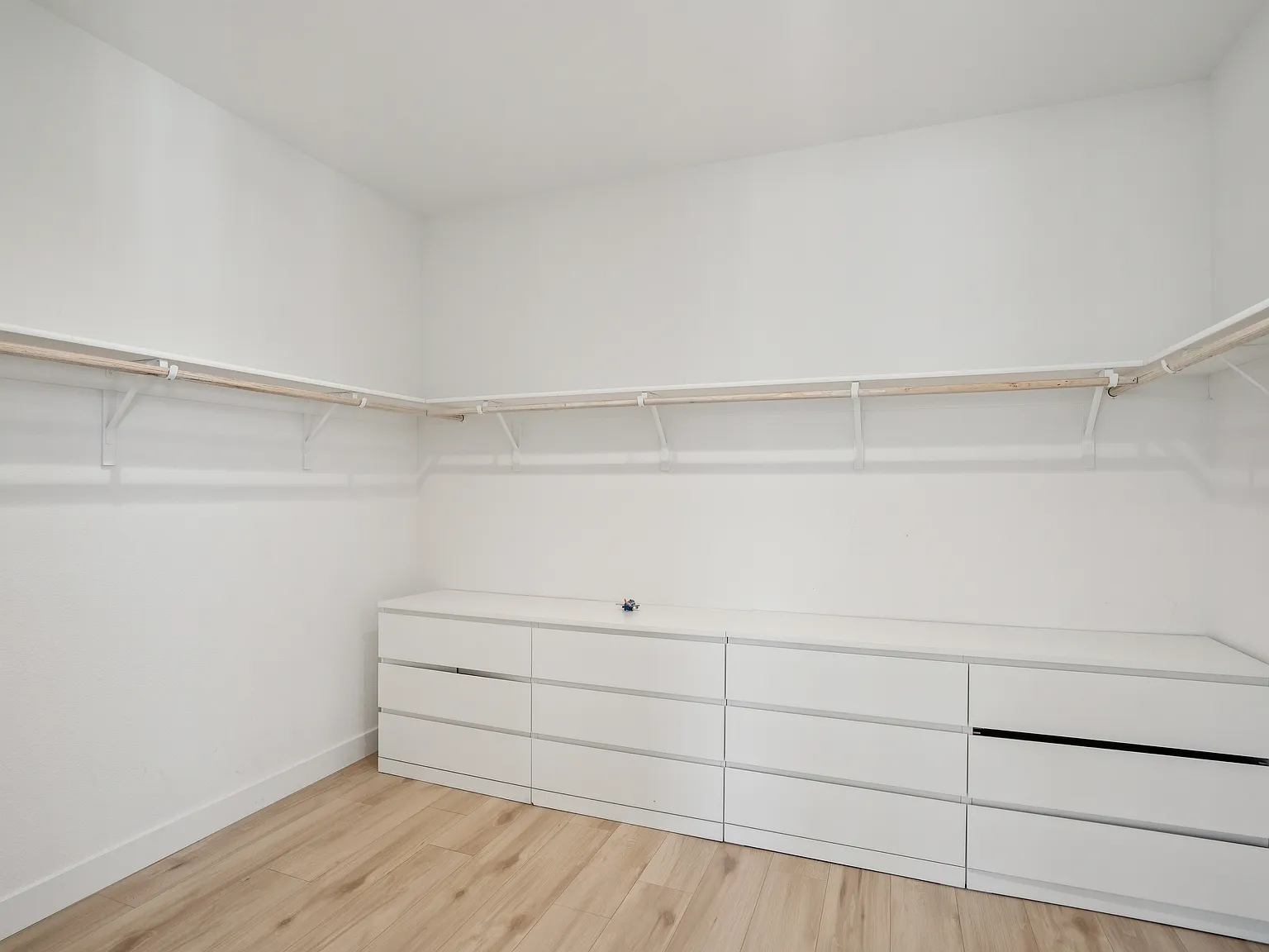 4 bed, 3090 sqft, $5,990 — Photo 3