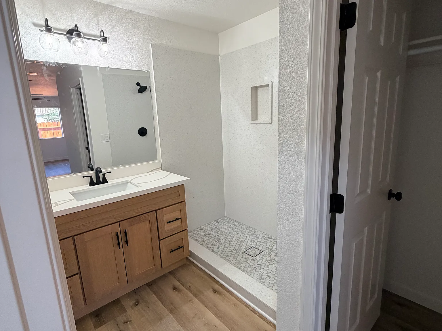 3 bed, 1000 sqft, $2,300 — Photo 4