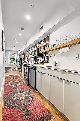5th image of 33 Lexington Ave APT 1R