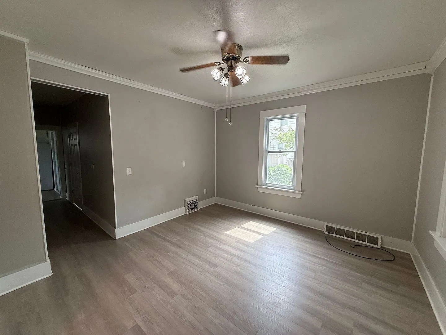 Spacious 4-Bedroom Home Close to Campus — Photo 3