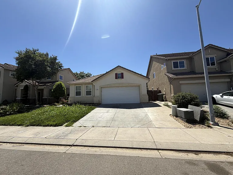 435 Petunia Ct — Photo 13