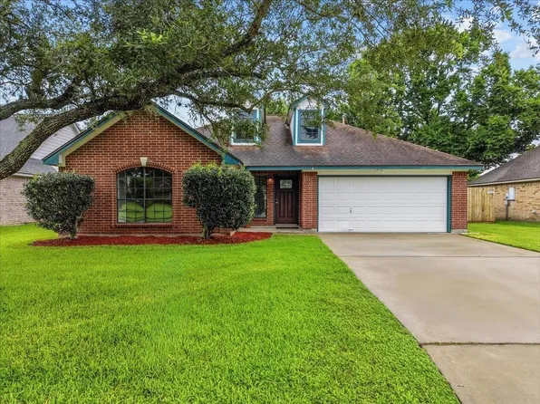 111 Jamestown Ave, Clute, TX 77531