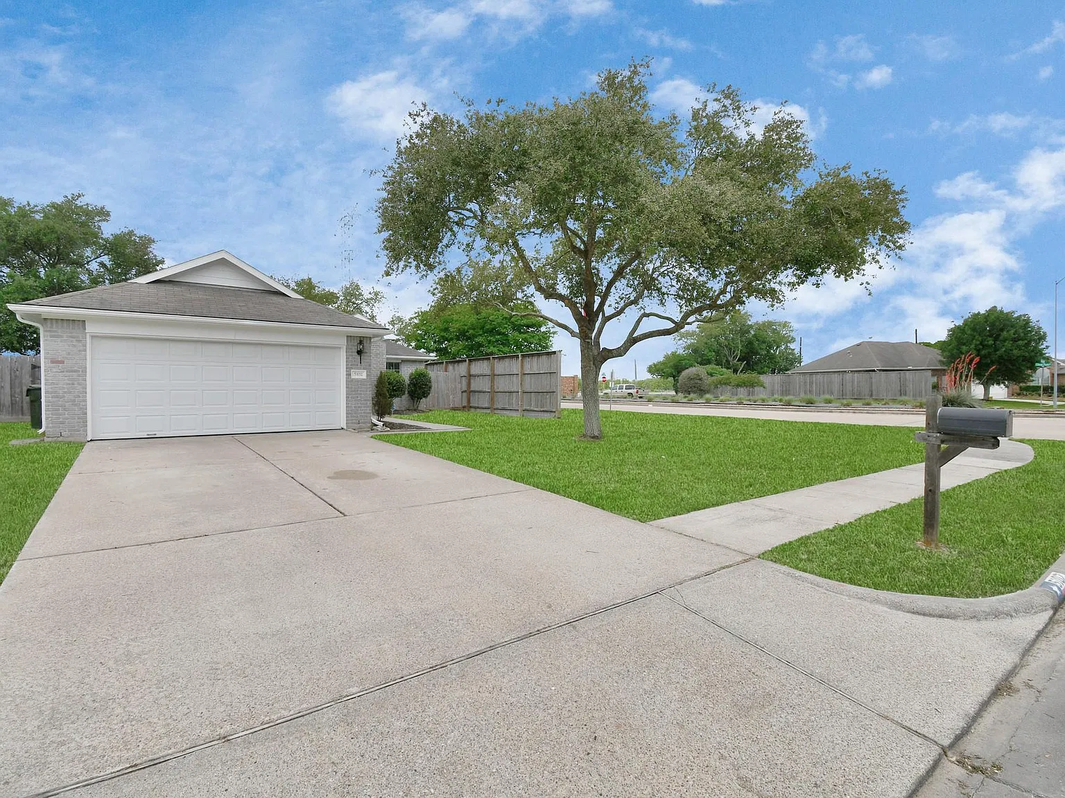 3 bed, 2.0 bath, 1540 sqft, $2,000 — Photo 2