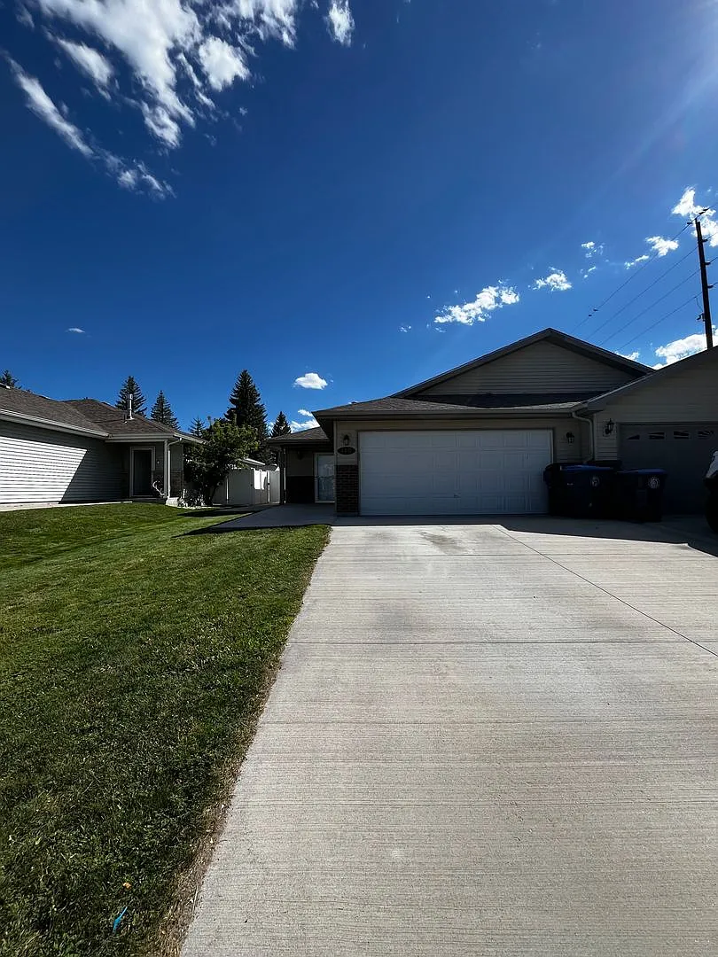 2 Bedroom, 2 Bathroom Ranch Style Home With 2 Car Attached Garage — Photo 1