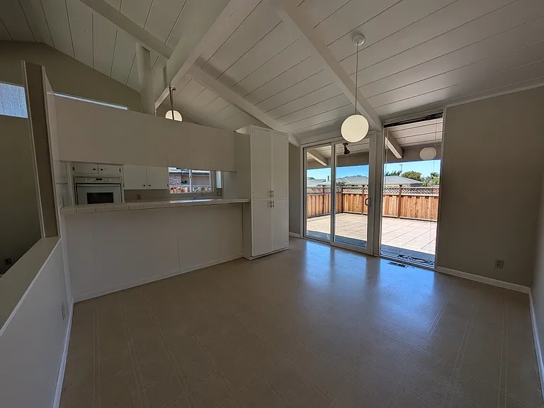 1261 Gloria Dr — Photo 7