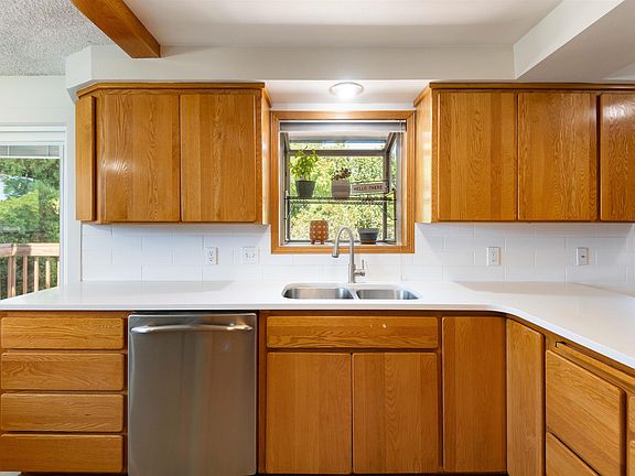 5th image of 606 Saint St