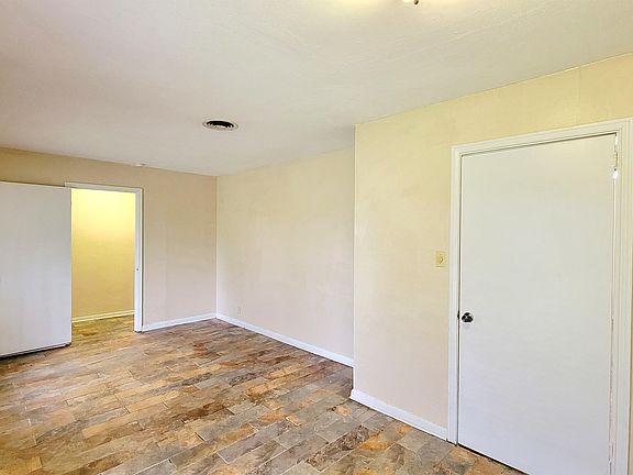 4th image of 2614 Tanglewood Dr