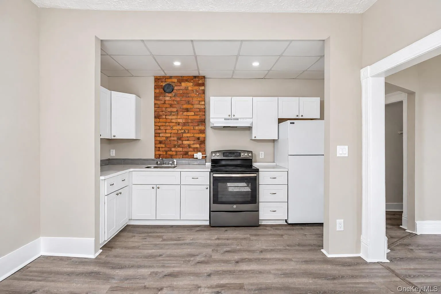 3 bed, 1.0 bath, 1000 sqft, $2,450 — Photo 2