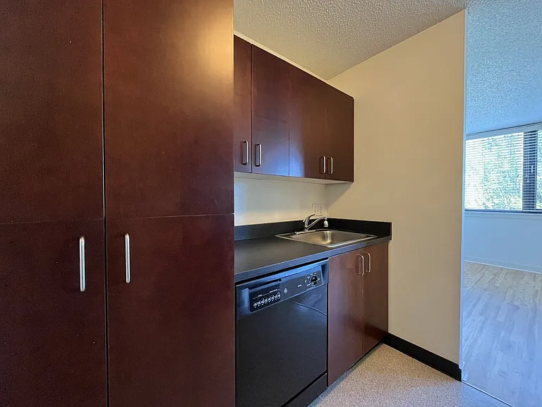 2020 SW Main St #602 — Photo 8
