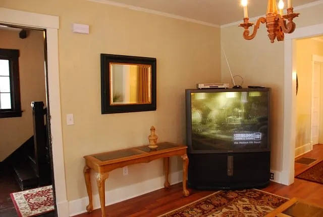 2 bed, 1.0 bath, 1200 sqft, $1,800 — Photo 2
