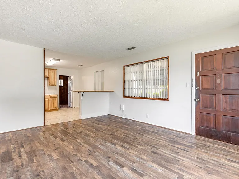 1584 Valencia Ave — Photo 5