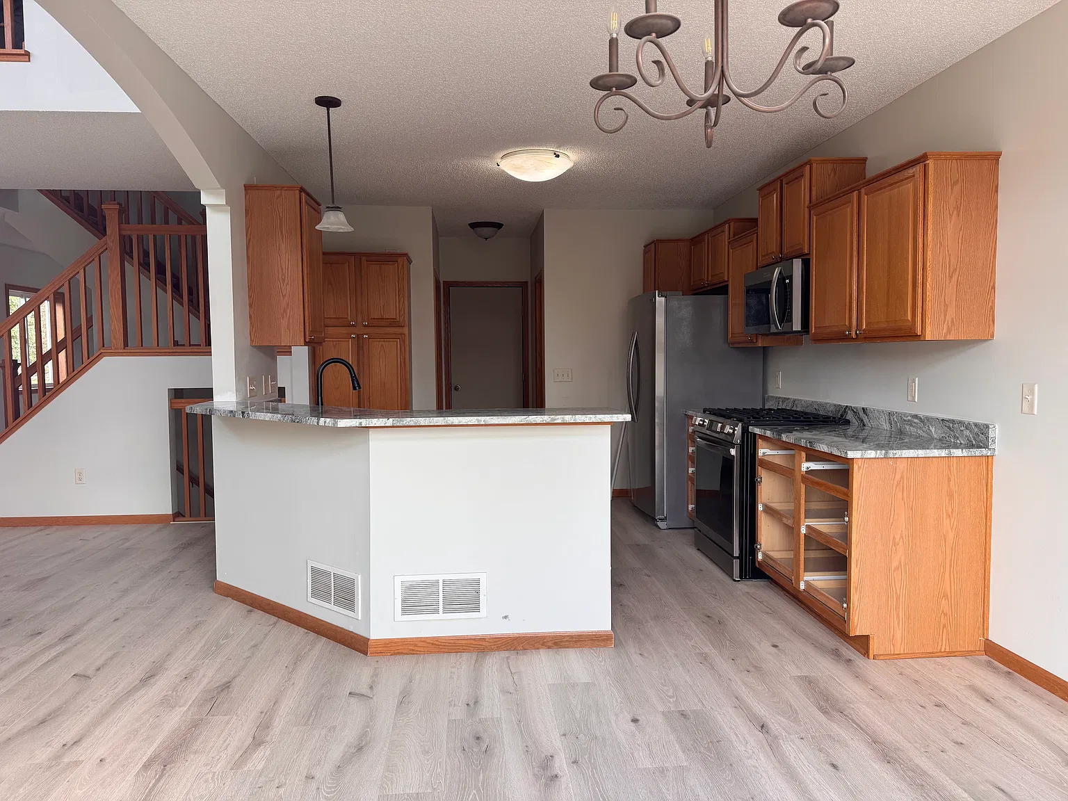 3 bed, 3.5 bath, 2550 sqft, $2,995 — Photo 3