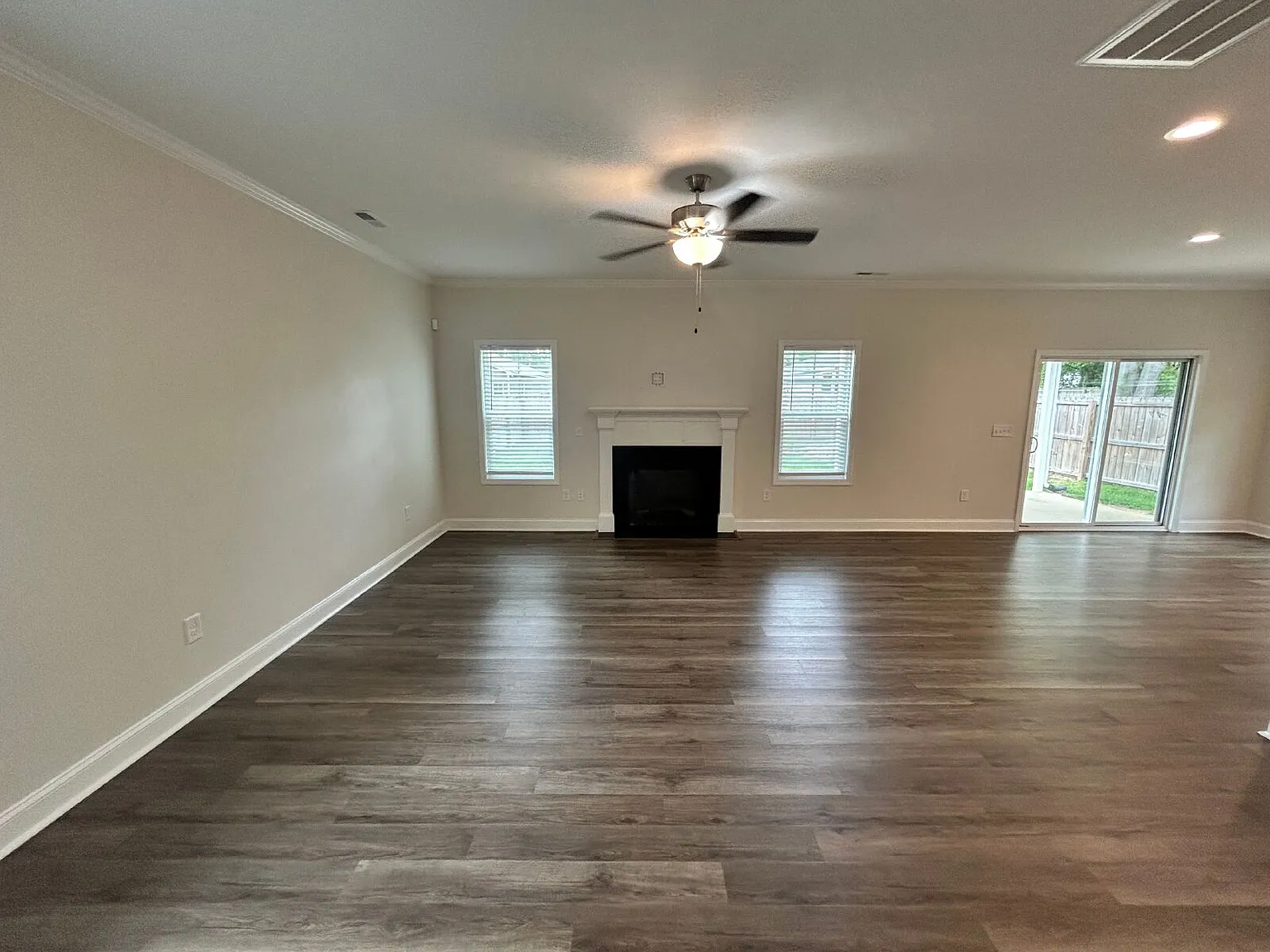 4 bed, 2.5 bath, 1917 sqft, $2,100 — Photo 3