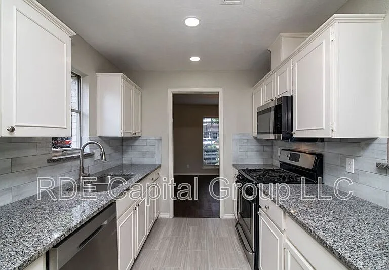 2726 Starcrest Ln — Photo 8