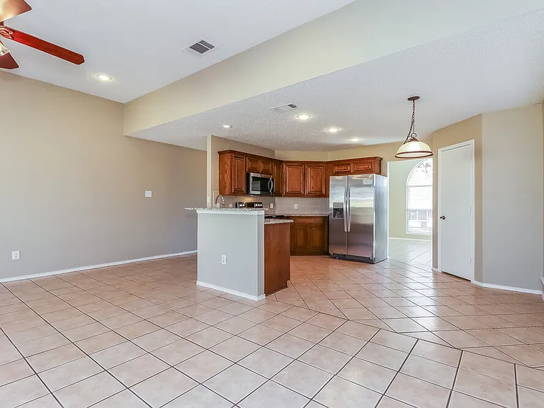 528 Cambridge Dr — Photo 3