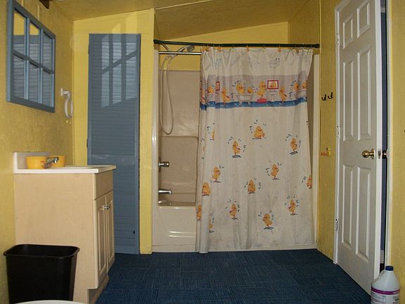 Bathroom (angle 2)