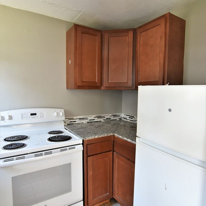 2nd image of 8 Lincoln Ave APT 1W