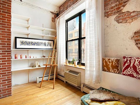 4th image of 521 W 47th St APT 4C
