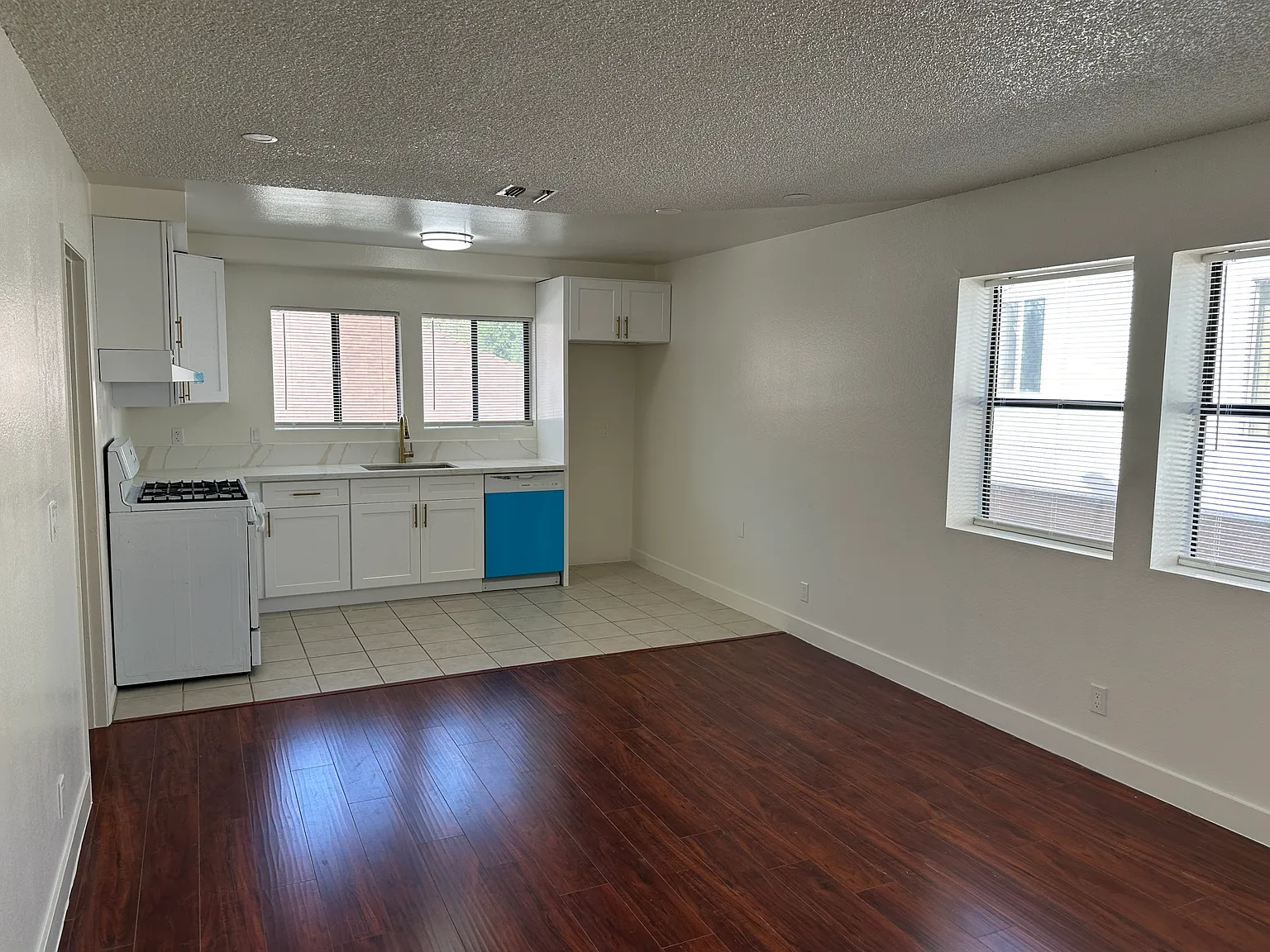 2 bed, 800 sqft, $3,100 — Photo 4