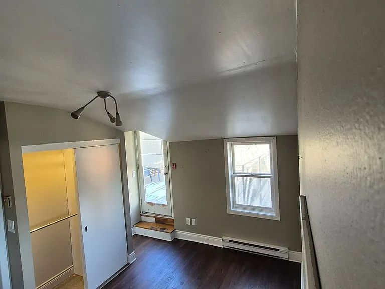 196 Carlton St #3 — Photo 10