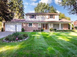 19891 Thousand Oaks Dr, Clinton Township, MI