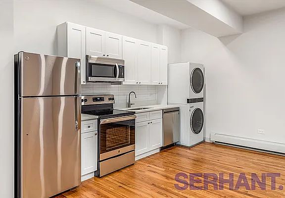 3rd image of 51-10 Vernon Blvd #1R