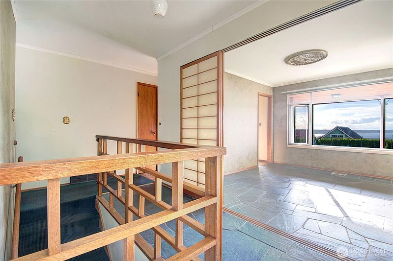 3rd image of 9037 38th Avenue SW